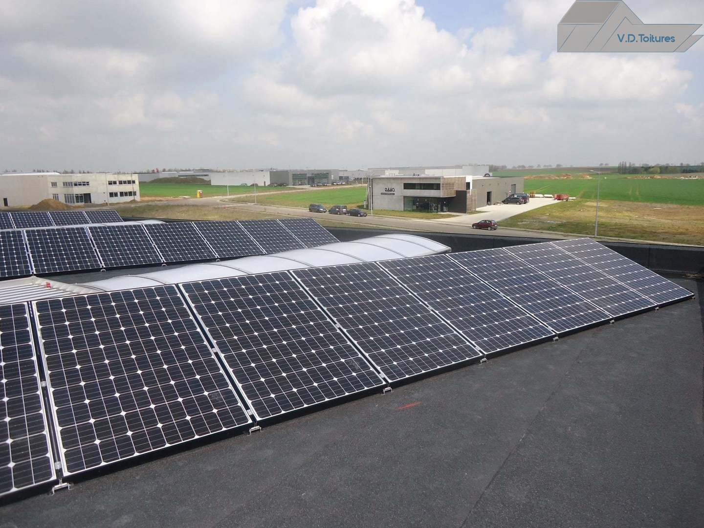 Panneaux photovoltaïques sur une toiture plateforme